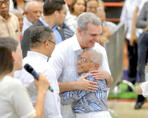 Abinader inaugura escuela y entrega 560 títulos de propiedad en SDE
