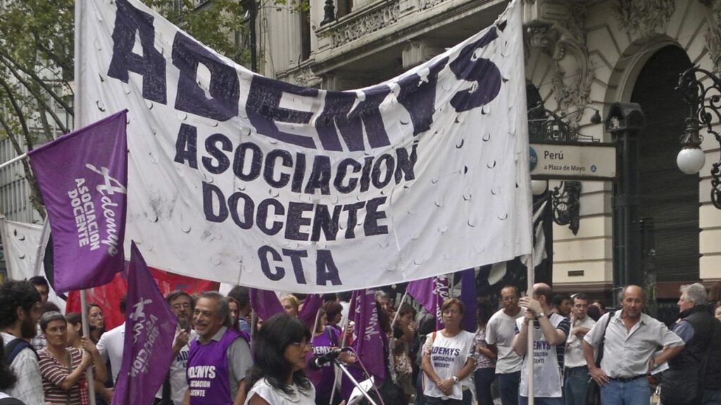 Ademys teachers stop and march to the Buenos Aires Government Headquarters