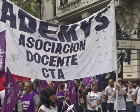 Ademys teachers stop and march to the Buenos Aires Government Headquarters