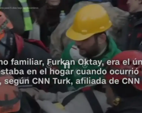 Después de cinco días bajos los escombros, rescatan con vida a una familia en Turquía