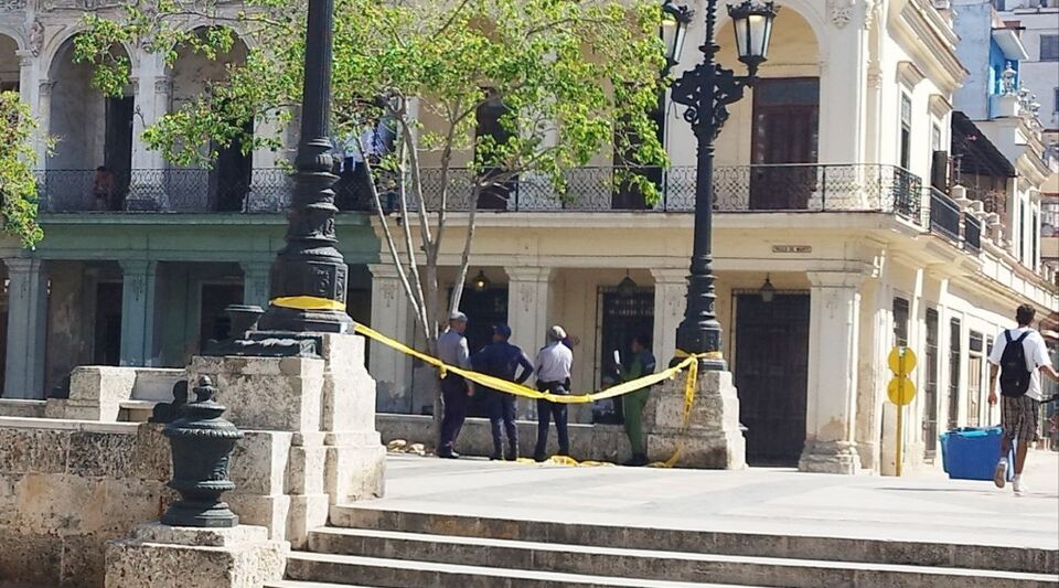 After the "dollar rain"the Cuban Police near the hotel where Tekashi 6ix9ine is staying