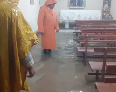 After the rain, they work five hours to get water from the church in Concepción (VIDEO)