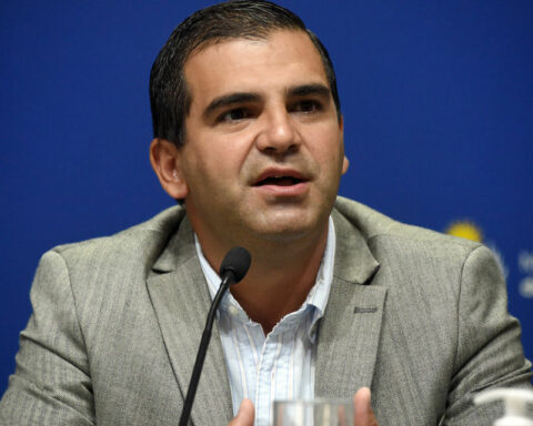 Alcohol 0 is excessive, but at the same time disagrees with Antía