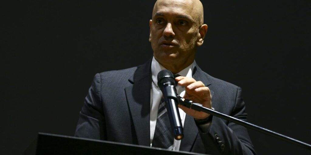 Alexandre de Moraes confirms conversation with senator Marcos do Val