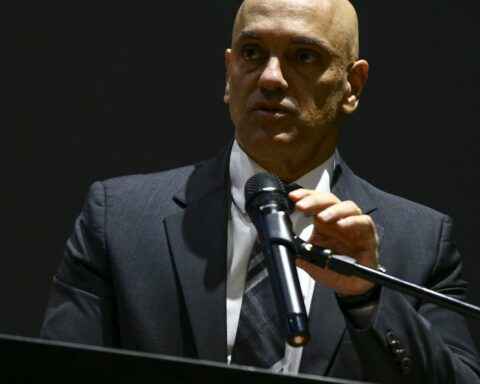Alexandre de Moraes confirms conversation with senator Marcos do Val
