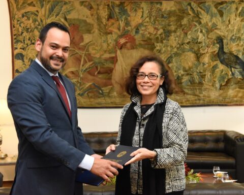 Ambassador Vadell delivers Copies of the Style to the Brazilian Foreign Ministry