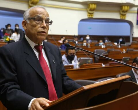 Aníbal Torres says that he does not know the people around Castillo who boarded official aircraft