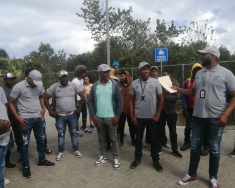 Artisans from Miches protest to be allowed to work on the Costa Esmeralda beach