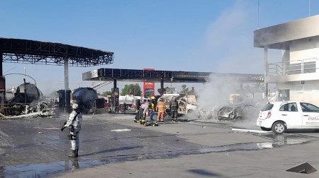 At least two dead in the explosion of a fuel tanker truck