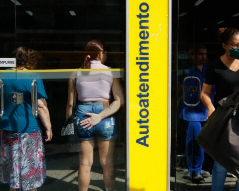 Banks reopen after carnival holiday