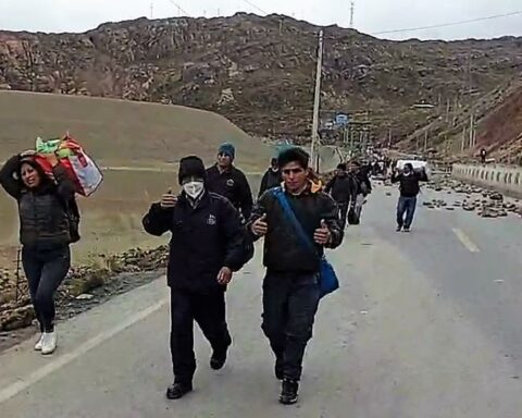 Blockade on the Central Highway: Passengers walk four kilometers to change (PHOTOS)