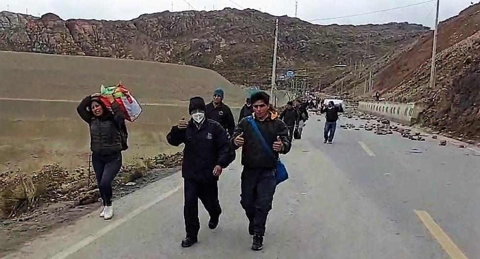Blockade on the Central Highway: Passengers walk four kilometers to change (PHOTOS)