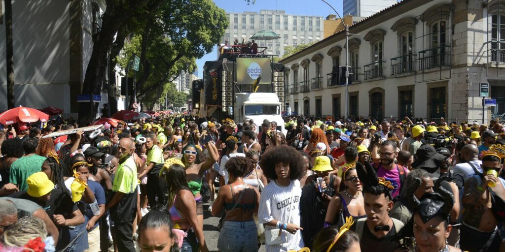Bloco Fervo da Lud moves downtown Rio de Janeiro