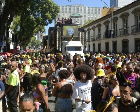 Bloco Fervo da Lud moves downtown Rio de Janeiro