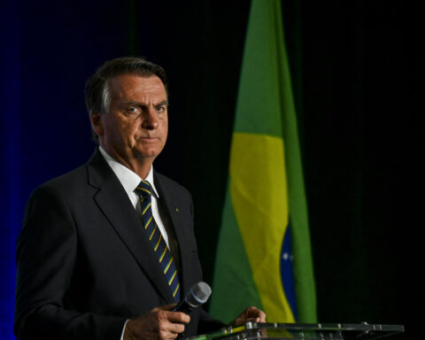 Bolsonaro says he wants to return to Brazil "in the coming weeks"