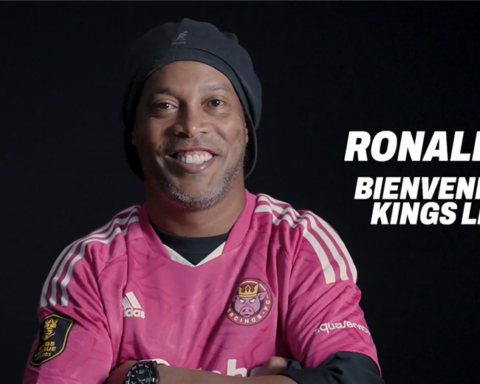 Bombshell!  Ronaldinho comes out of retirement and returns to the courts in Spain