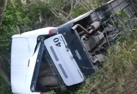 Ómnibus con 51 pasajeros se precipita por un barranco en Artemisa