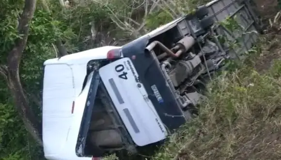 Ómnibus con 51 pasajeros se precipita por un barranco en Artemisa