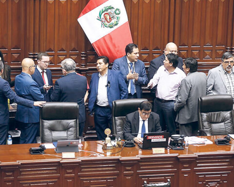 By not complying with the Congress, Dina Boluarte sends her projects