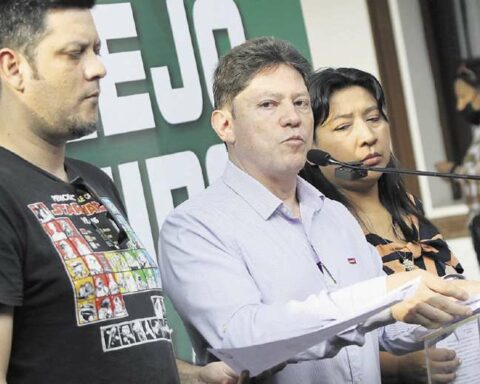 CA press officer arrested;  come abuse and revenge