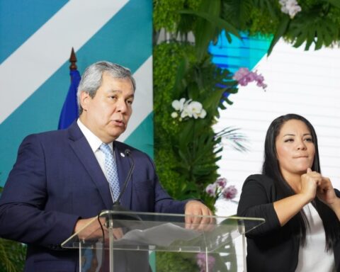 CABEI President visits Costa Rica, Nicaraguans receive him with rejection