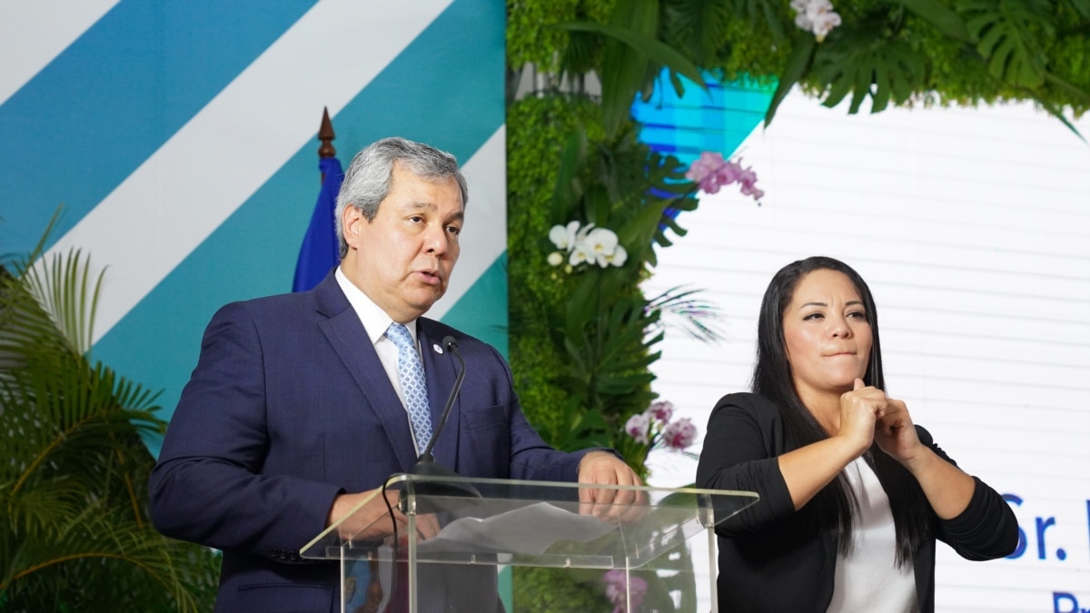 CABEI President visits Costa Rica, Nicaraguans receive him with rejection