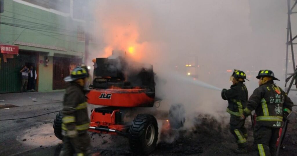 CDMX: Crane catches fire in the vicinity of Line 12;  there are no injuries