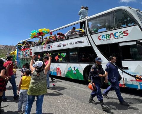 Caraqueños close the carnival with a great parade