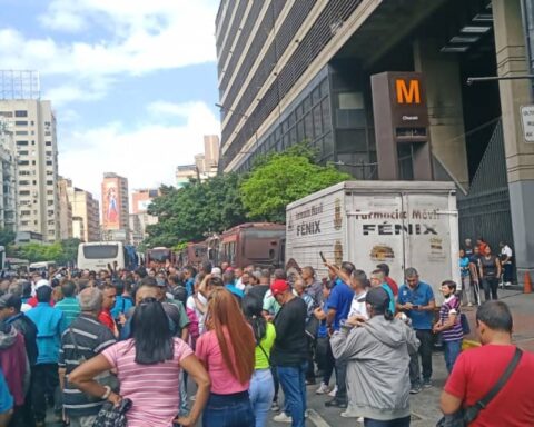 Carriers in Caracas protest to demand an increase in fares and access to gasoline