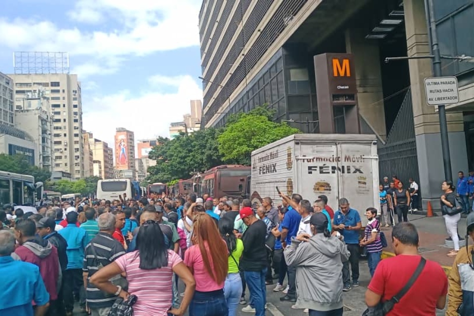 Carriers in Caracas protest to demand an increase in fares and access to gasoline