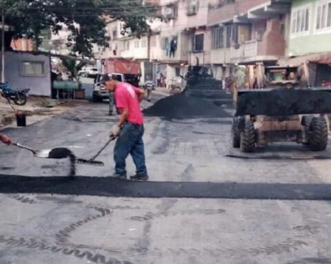 Caza Hueco Squadron carries out work on roads in Caracas