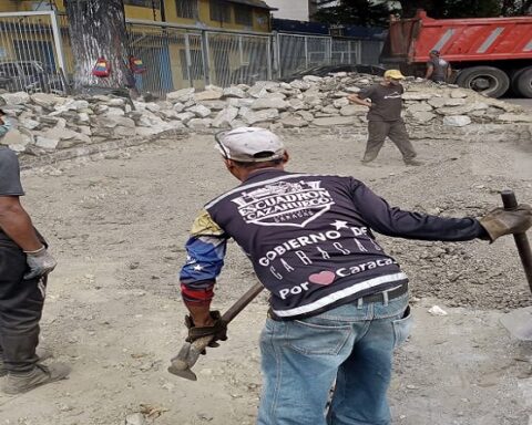 Escuadrón Caza Huecos realiza reparación en parroquias de Caracas