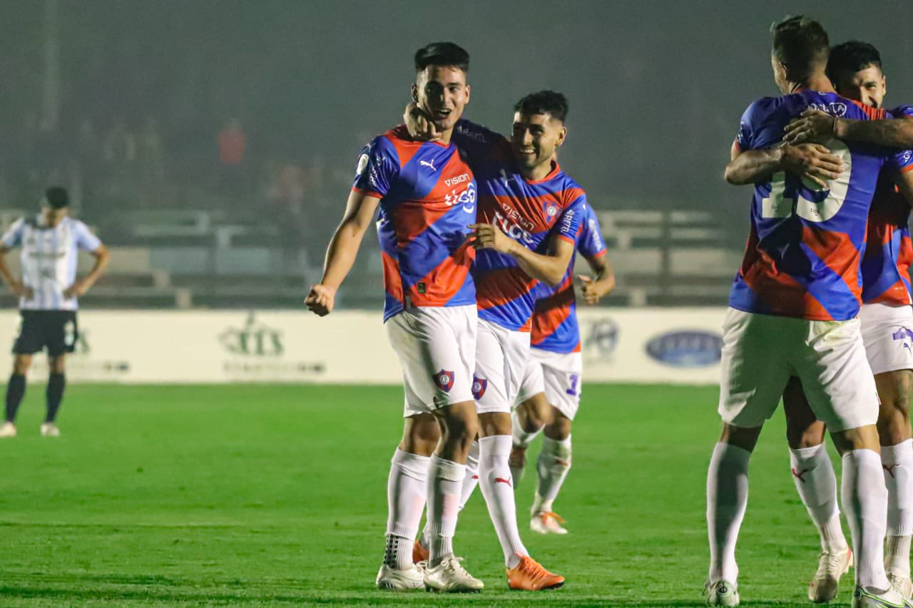 Cerro prevails in Villarrica in Sava's debut