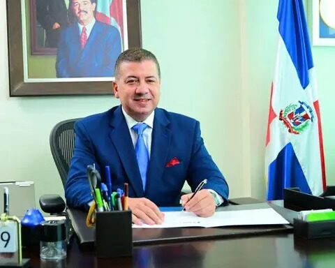 César Fernández describes the decree on the importation of firearms as "inconsistent"