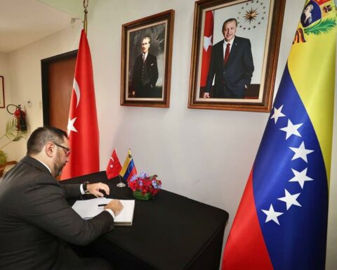 Chancellor signed Book of Condolences for earthquake victims in Türkiye