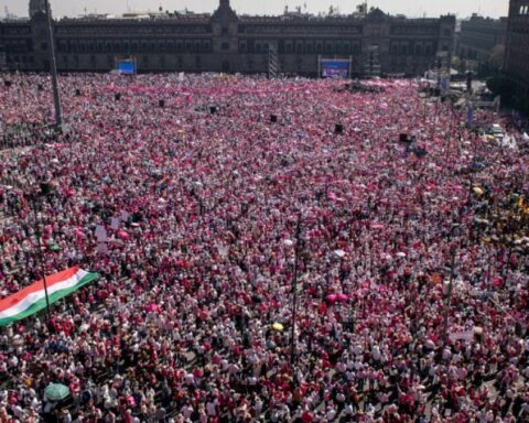 Chronicle|"The Zócalo does not belong to the president!": the pink wave floods CDMX again
