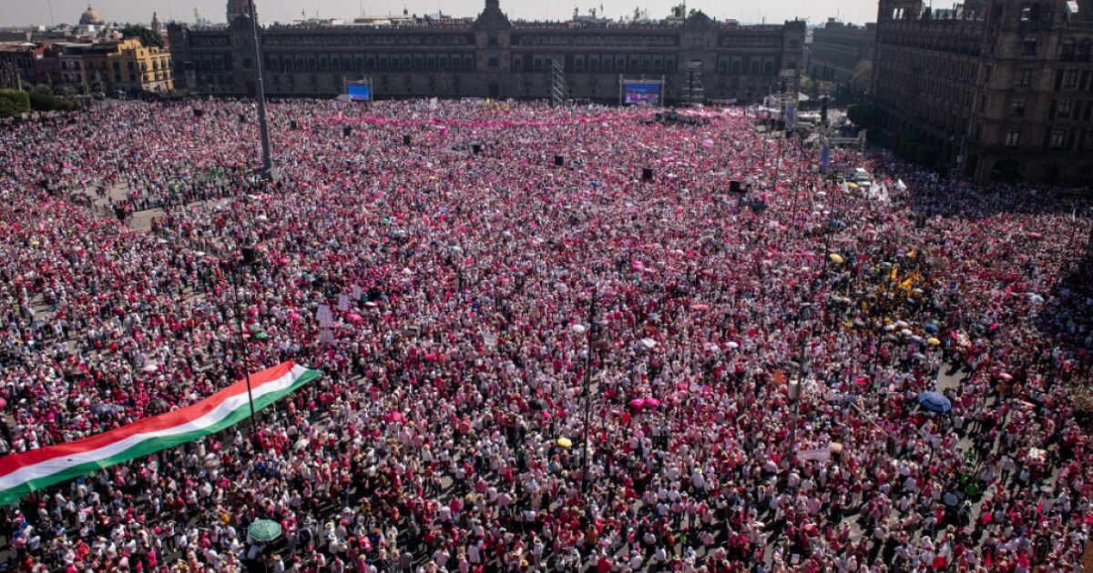 Chronicle|"The Zócalo does not belong to the president!": the pink wave floods CDMX again