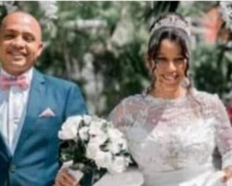 Elizabeth's father, Mariano Muñoz, bought and sent the weapons to the country to kill the policemen who killed his daughter and her husband.