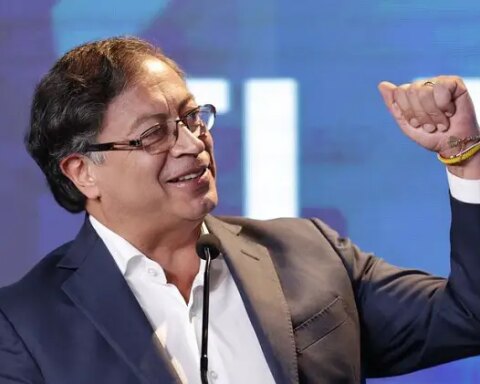 Gustavo Petro, Colombia, Perú