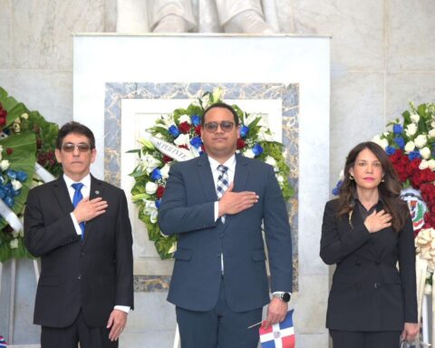 Comisión de Superintendencia de Electricidad deposita ofrenda floral en el Altar de la Patria