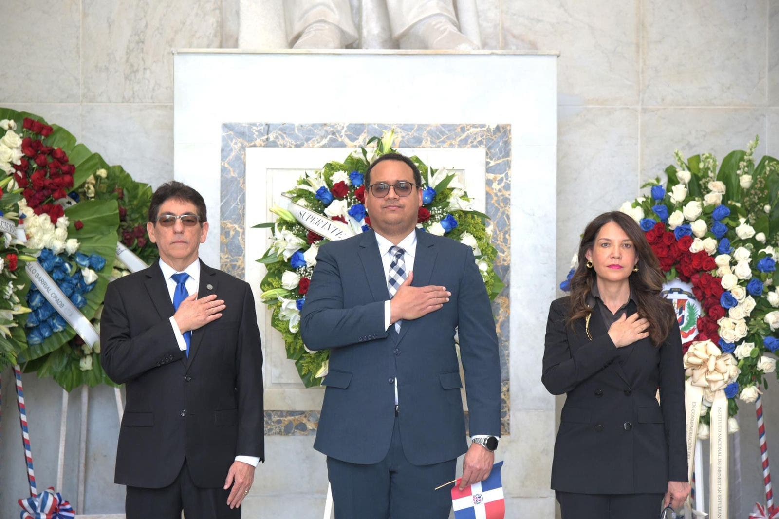 Comisión de Superintendencia de Electricidad deposita ofrenda floral en el Altar de la Patria