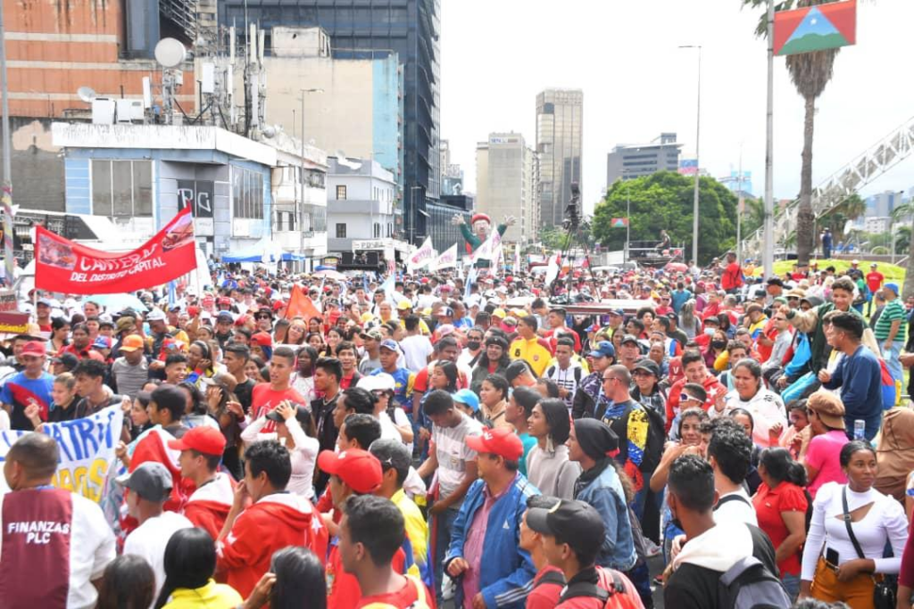 Concentration in Plaza Venezuela begins youth march