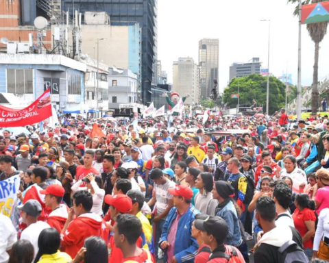 Concentration in Plaza Venezuela begins youth march