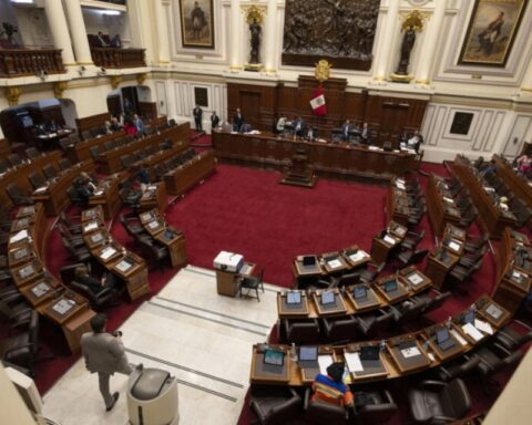 Congress of Peru approves luxuries for officials while in the streets they call for elections