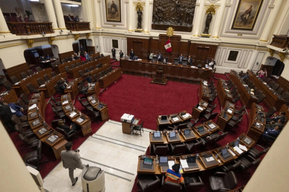 Congress of Peru approves luxuries for officials while in the streets they call for elections