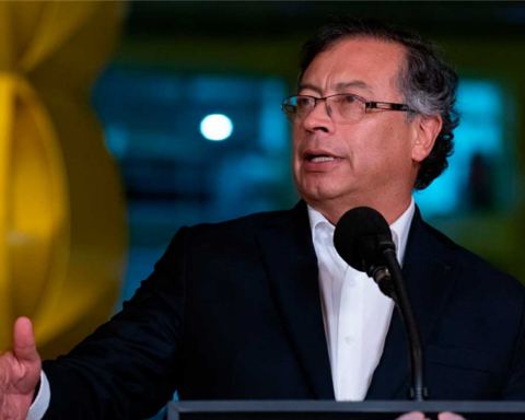 Congress of Peru declares the president of Colombia non grata