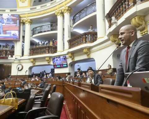 Congress of Peru restarts session to discuss the advancement of elections