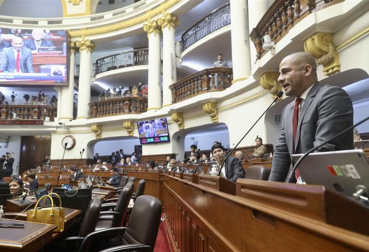 Congress of Peru restarts session to discuss the advancement of elections