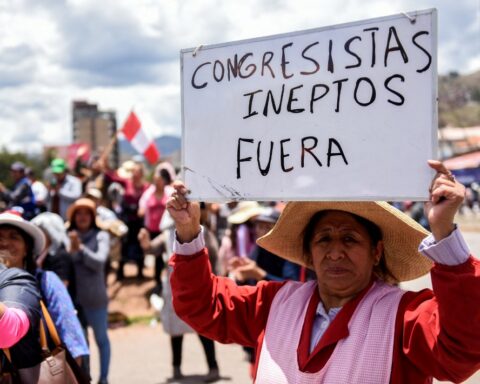 Congress of Peru without consensus to advance elections while protests continue