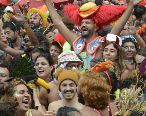 Cordão do Boitatá exalts democracy in return of street carnival